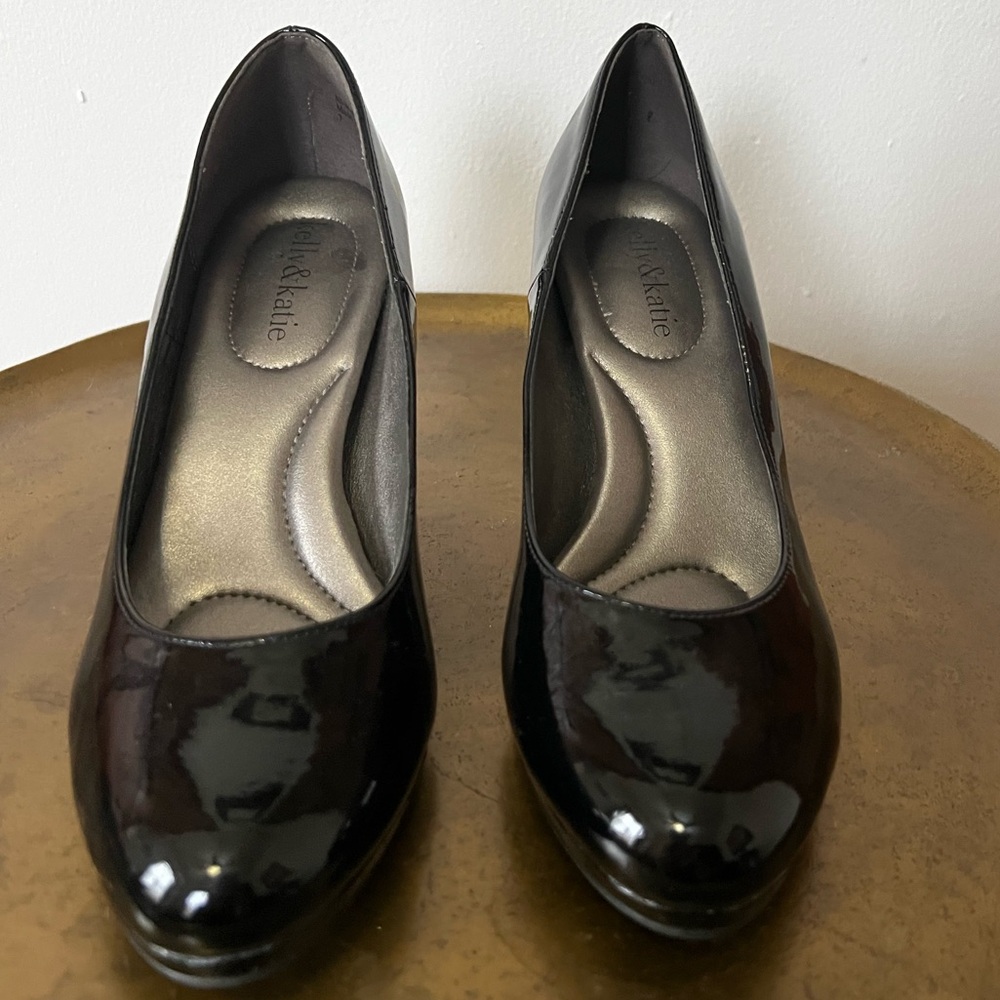 Kelly & Katie size 7 black patent leather 1.5 inch heels